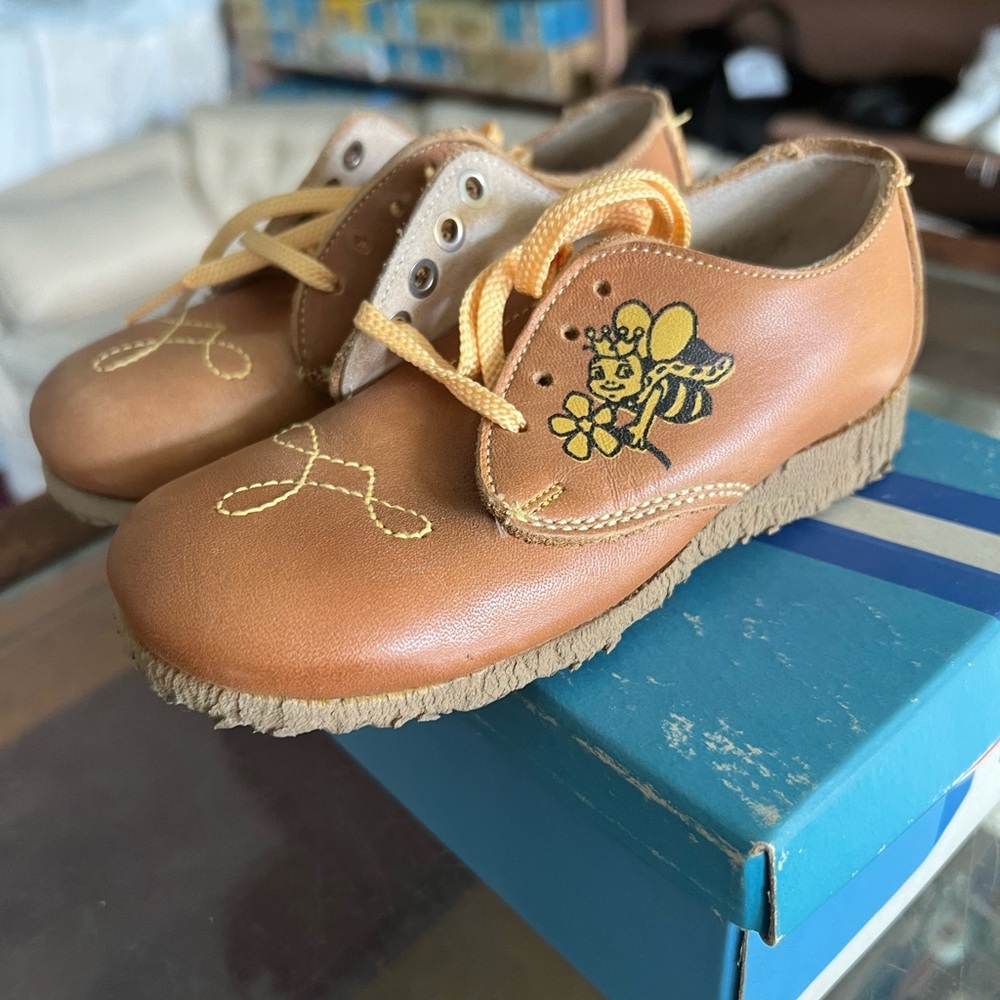 NOS Child Life Size 8C tan leather lace up shoes with bumble bee
